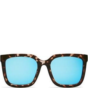 QUAY AUSTRALIA GENESIS SUNGLASSES WITH CASE